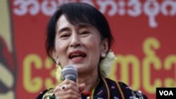 Aung San Suu Kyi berpidato di depan ribuan pendukungnya di negarabagian Kachin (Foto: dok).