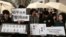 在香港占中运动期间，学生手持标语到场声援(2015年1月24日，美国之音湯惠芸拍攝)