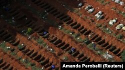 Para penggali kuburan membuka kuburan baru karena jumlah korban tewas meningkat di tengah wabah virus corona, di pemakaman Vila Formosa, pemakaman terbesar Brazil, di Sao Paulo, 2 April 2020. (Foto: REUTERS/Amanda Perobelli)