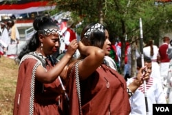 Muchos celebrantes visten trajes tradicionales Oromo en el Festival Irreecha.