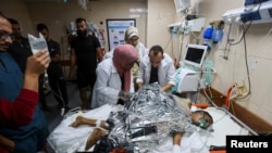 Los médicos tratan a un niño palestino, que resultó herido en un ataque israelí, en medio del conflicto entre Israel y Hamas, en el Hospital de los Mártires de Al-Aqsa en Deir Al-Balah, en la Franja de Gaza central, el 23 de septiembre de 2024. REUTERS/Ramadan Abed