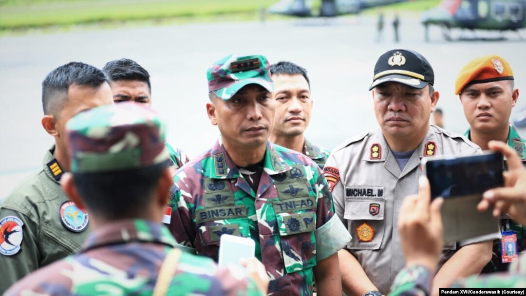 Koordinator tim evakuasi helikopter MI-17, Danrem 172/PVY, Kol. Inf. Binsar Sianipar, memberi pengarahan kepada tim sebelum berangkat, Jumat, 14 Februari 2020. (Foto: Pendam XVII/Cenderawasih).