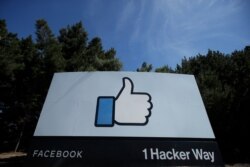 El logo de Facebook en un cartel en la sede de la empresa en Menlo Park, California, el martes 14 de abril de 2020.