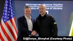 دن دریسكول، وزیر ارتش ایالات متحده، و دنیس شمیهال، وزیر دفاع اوکراین