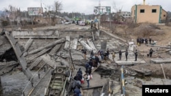 People fleeing the town of Irpin outside of Kyiv