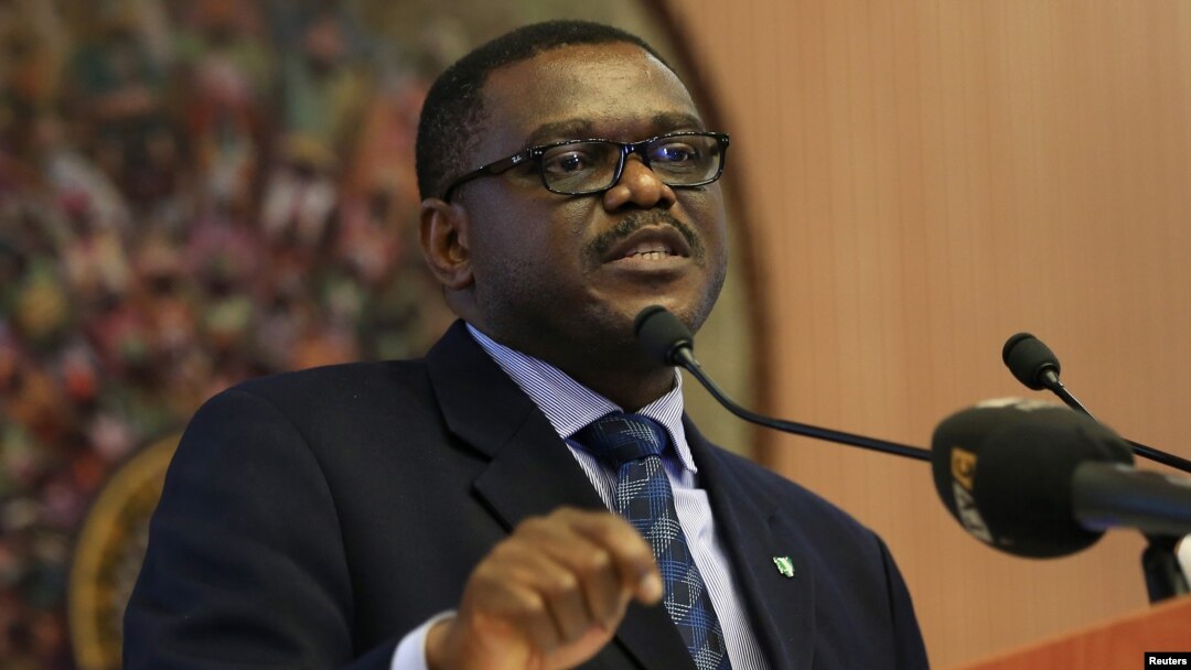 Menteri Kesehatan Nigeria Onyebuchi Chukwu memberikan keterangan pers mengenai kasus ebola negaranya di Abuja (7/8).