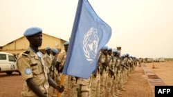 Des Casques bleus sénégalais de la force onusienne Minusma, avant l'arrivée à Sévaré au Mali du secrétaire général des Nations Unies, le 30 mai 2018.