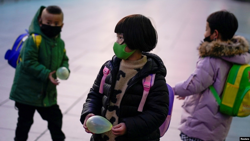 戴着口罩的孩子们在上海火车站。（2020年3月5日）