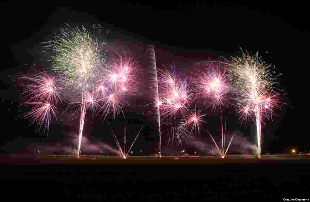 Kembang api raksasa di Columbus, Nebraska. (Brent Schumacher/via Flickr)