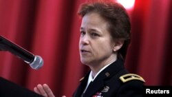 Brigadir Jenderal Diana Holland berbicara usai pelantikannya di West Point, New York, Selasa (5/1).