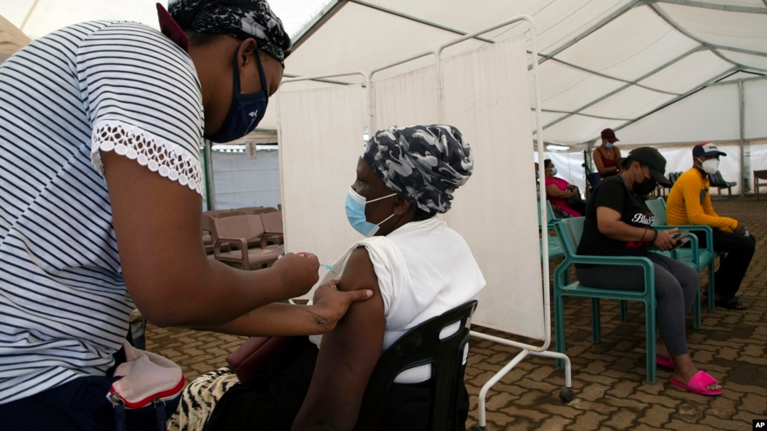 Warga menerima vaksinasi COVID-19 di Soweto, di tengah perebakan varian Omicron di Afrika Selatan (foto: dok). 