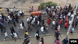 Caixão de Inocêncio Matos, estudante angolano morto na sequência da manifestação de 11 de novembro, é levado para o cemitério da Mulemba, Luanda. 28 nov 2020
