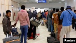 Des passagers attendent de prendre leur avion à l'aéroport de Tunis, 6 août 2014.