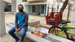 Freddy Paz vende golosinas en Maracaibo, Venezuela, y también las reparte como donaciones a niños pobres de la ciudad. Foto Gustavo Ocando, VOA.