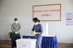 Myanmar State Counselor Daw Aung San Suu Kyi casts her ballot, Oct. 29, 2020, during early voting in her country's elections. (VOA Burmese Service)