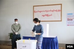 Myanmar State Counselor Daw Aung San Suu Kyi casts her ballot, Oct. 29, 2020, during early voting in her country's elections. (VOA Burmese Service)