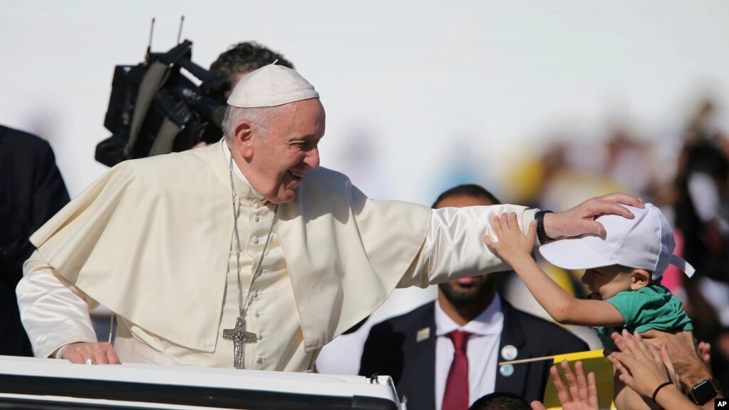 El Papa Francisco bendice a un niño durante una misa en la Ciudad Deportiva Sheik Zayed en Abu Dhabi, Emiratos Árabes Unidos, el martes 5 de febrero del 2019. 
