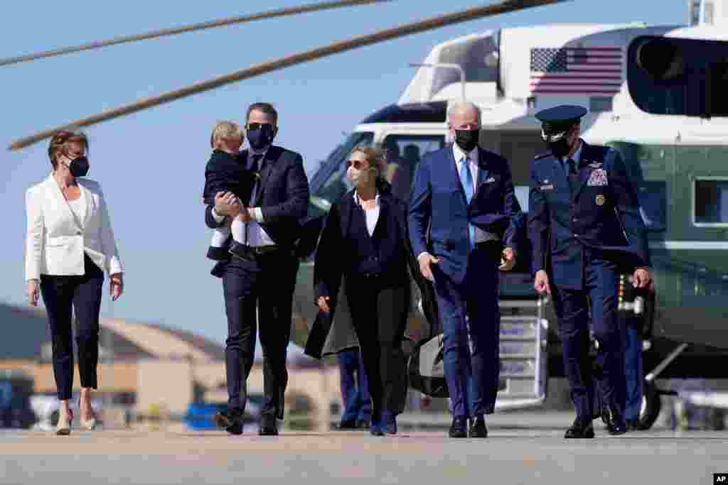 조 바이든 미국 대통령이 델라웨어주 자택에서 주말을 보내기 위해 가족들과 함께 대통령 전용기가 있는 앤드루스 공군기지에 도착했다. 