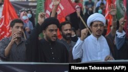 Kelompok Islam Syiah berdemonstrasi di Karachi, Pakistan, Minggu, 17 Oktober 2021 untuk memprotes serangan bom bunuh diri di sebuah masjid Syiah di Kandahar, Afghanistan. (Foto: Rizwan Tabassum/AFP)