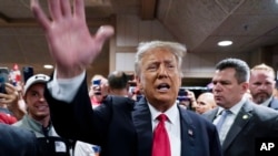 Mantan Presiden AS Donald Trump menyapa para pendukungnya sebelum berbicara di acara Westside Conservative Breakfast di Des Moines, Iowa, pada 1 Juni 2023. (Foto: AP/Charlie Neibergall)