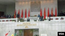 José Eduardo dos Santos, na tribuna do Mausoleu de Agostinho Neto, durante a cerimónia de investidura (Foto: Cortesia de Dinho Chingunji)