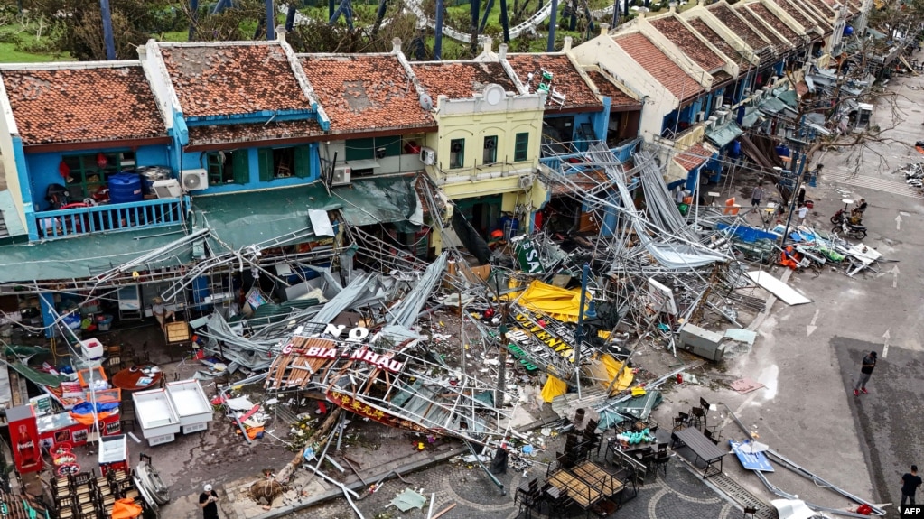 Một khu nhà bị hư hại và những đống đổ nát trên đường phố sau khi siêu bão Yagi đổ bộ vào Hạ Long, tỉnh Quảng Ninh, Việt Nam, vào ngày 8/9/2024.