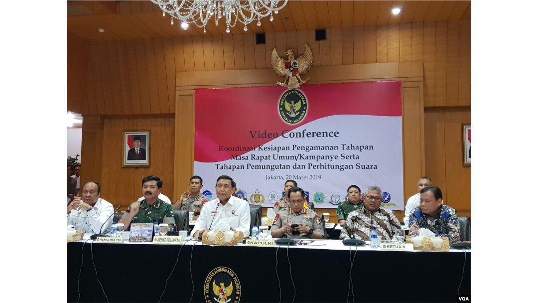 Konferensi Pers Rapat Koordinasi Kesiapan Pengamanan Masa Kampanye dan Tahapan Penghitungan Suara, Menko Polhukam bersama Kapolri, Panglima TNI, Ketua KPU, dan Ketua Bawaslu di kantor Kemenko Polhukam, Jakarta, Rabu (20/3). (Foto: VOA/Ghita)