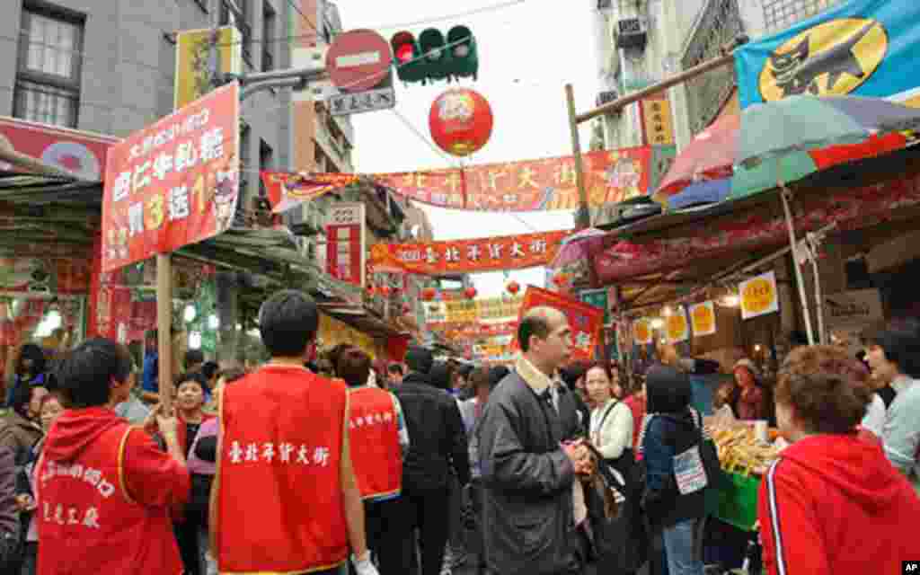 Taiwanese prepare for Chinese new year-