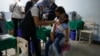 Una niña llora al ser vacunada durante una campaña de inoculación contra la polio, la rubeola y la influenza organizada por el Ministerio de Salud de Venezuela en Caracas, el 18 de junio del 2022. 