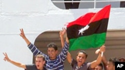 국제적십자 수송선을 타고 트리폴리를 떠나는 리비아 국민들