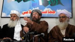 طالبان کی نمائندہ مذاکرات کار مولانا سمیع الحق اپنے دو ساتھیوں کے ہمراہ پریس کانفرنس کر رہے ہیں