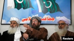 Maulana Sami ul-Haq (tengah), salah satu dari perunding Taliban, didampingi Ibrahim Khan (kiri) and Maulana Abdul Aziz (kanan) memberikan keterangan dalam konferensi pers di Islamabad (4/2).