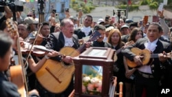 Mariachis cantan alrededor de una urna que contiene los restos de la leyenda musical mexicana Paquita la del Barrio, en un homenaje en la Plaza Garibaldi, en la Ciudad de México, el viernes 21 de febrero de 2025.