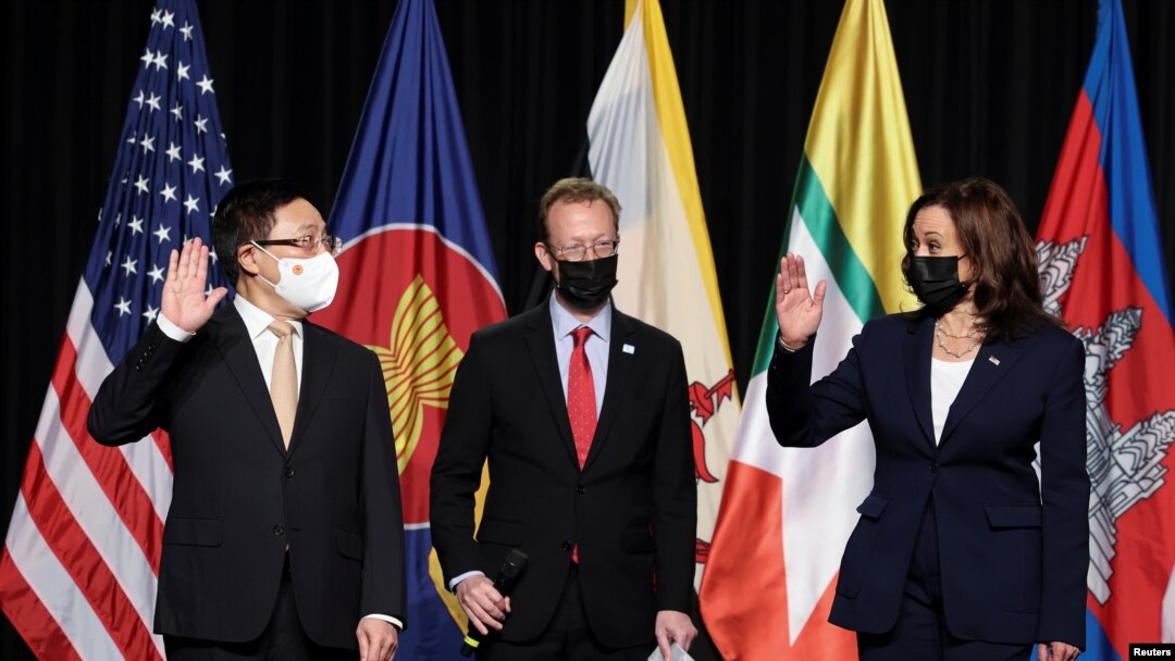 Wapres AS Kamala Harris menghadiri peresmian kantor CDC di Hanoi, Vietnam, 25 Agustus 2021. (REUTERS/Evelyn Hockstein/Pool)