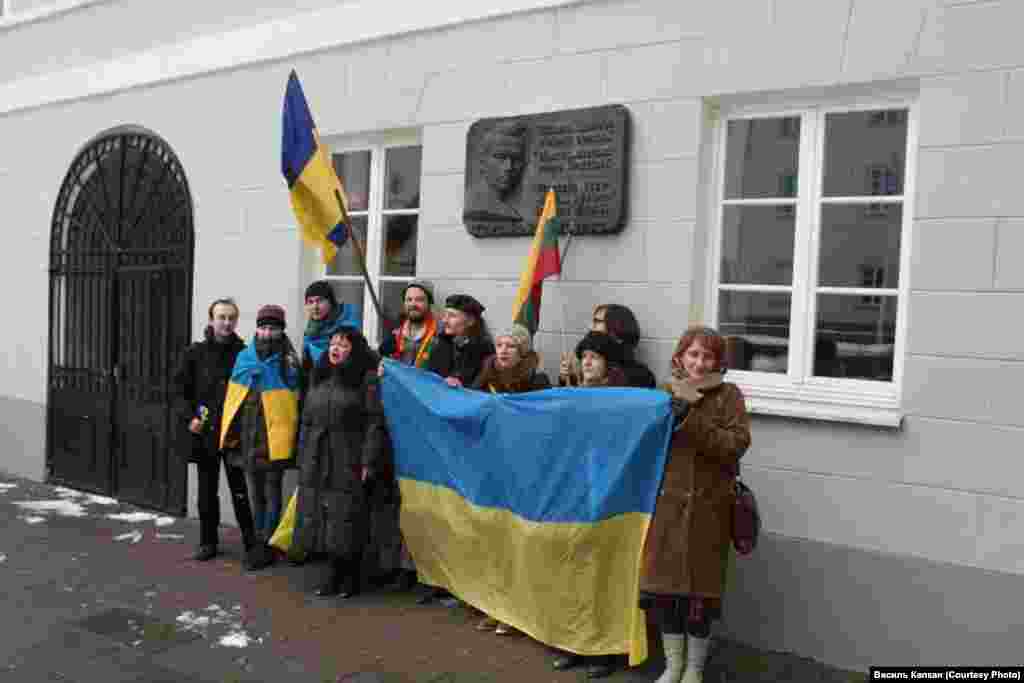 #Євромайдан у Литві &quot;Учасники акції водночас наживо презентували виставку світлин із Майдану, зроблені одним із учасників акції, литовським фотомитцем Юозасом Валюшайтісом, який був учасником Помаранчевої революції 2004-2005 рр. і нещодавно, після 30 листопада ц.р., знову побував у Києві, на Євромайдані&quot;, - пише Василь Капкан.