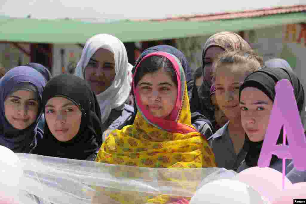 Tinchlik uchun Nobel mukofoti sohibasi Malala Yusufzoy Livanda suriyalik qochqin qizlar uchun maktabning ochilishida qatnashmoqda. Maktab Kayani nodavlat tashkiloti tomonidan qurildi. 12-iyul, 2015-yil.