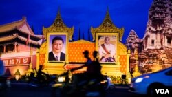 ​​​​A decoration of a portrait of Chinese president Xi Jinping, Chief of the Community Party of China (L) and a portrait of Cambodian king Norodom Sihamoni (R) to welcome president Xi to Cambodia on the corner of Sotharos Blvd and Sihanouk Blvd in Phnom Penh on Thursday, October 13, 2016. (Leng Len/VOA Khmer) 