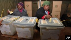 Zimbabweans cast their vote in presidential and parliamentary elections, in Harare, July 31, 2013. 