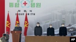 Pemimpin Korea Utara Kim Jong-un (kiri) menyampaikan pidato dalam upacara peletakan batu pertama rumah sakit umum di Pyongyang, Korea Utara, 17 Maret 2020. 