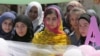 La lauréate du prix Nobel de la paix Malala Yousafzai en compagnie d'étudiantes réfugiées syriennes dans la vallée de la Bekaa au Liban, le 12 juillet 2015. (Reuters)