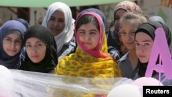 La lauréate du prix Nobel de la paix Malala Yousafzai en compagnie d'étudiantes réfugiées syriennes dans la vallée de la Bekaa au Liban, le 12 juillet 2015. (Reuters)