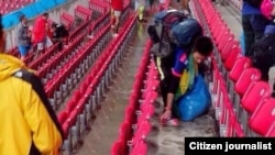 Japoneses limpam estádio Arena de Pernambuco depois do seu jogo inaugural no Mundial com a Costa do Marfim. O Japão perdeu por 2-1. Brasil, Junho 15, 2014