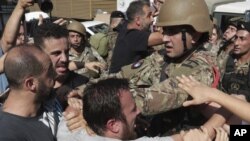 Demonstran anti-pemerintah bentrok dengan tentara Lebanon di kota Zouk Mosbeh, utara Beirut, Lebanon, Selasa, 5 November 2019. 