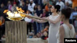 代表古希臘最高地位的女祭司﹐5月17日在希臘雅典點燃傳送往倫敦的奧運聖火
