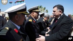 Fayez Serraj (kanan) anggota Dewan Presiden Pemerintah Nasional Libya tiba di Tripoli (foto: dok).