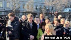 캐롤라인 레빗 백악관 대변인이 12일 백악관 앞에서 기자들과 만나 질문에 답변하고 있다.