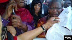 Uwargidan Atiku Abubakar, Titi Abubakar da Oby Ezekwesili a lokacin da suke zanga-zangar lumana domin kira ga hukumomi su nemo dalibai mata da aka sace a Cibok makonni biyu da suka wuce. 