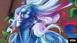 Sebuah lukisan mural oleh seniman Aniekan Udofia di sebuah sudut kota Washington DC (foto: J. Taboh, VOA).