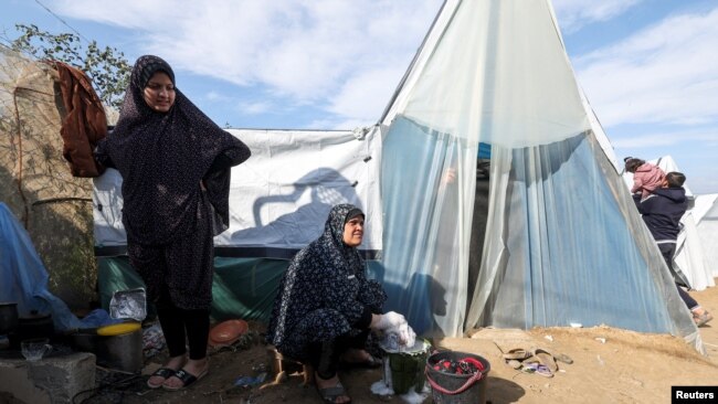 Palestinos desplazados, que huyeron de los bombardeos israelíes, se refugian en campamentos como el de la foto en Rafah, en el sur de la Franja de Gaza, el 3 de enero de 2024.