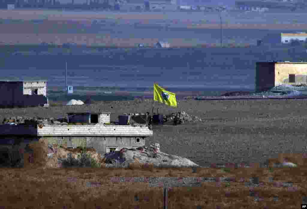 Poco después de que comenzara la operación turca dentro de Siria, ondea una bandera de las Unidades de Protección del Pueblo Kurdo. (Foto AP / Lefteris Pitarakis).